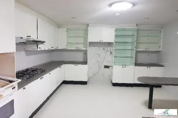 Charan Tower - Extra Large Three Bedroom with Built in Wood Furniture on Sukhumvit 43 4