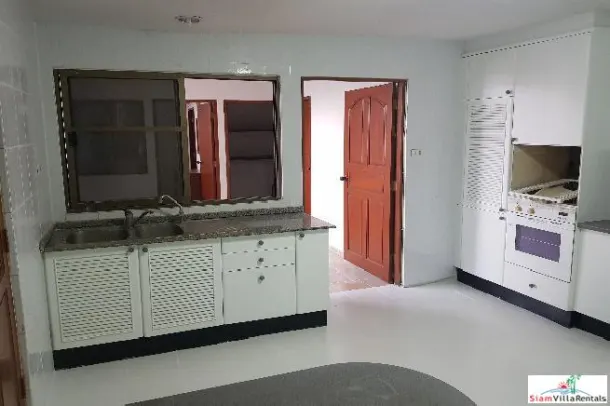 Charan Tower - Extra Large Three Bedroom with Built in Wood Furniture on Sukhumvit 43 3